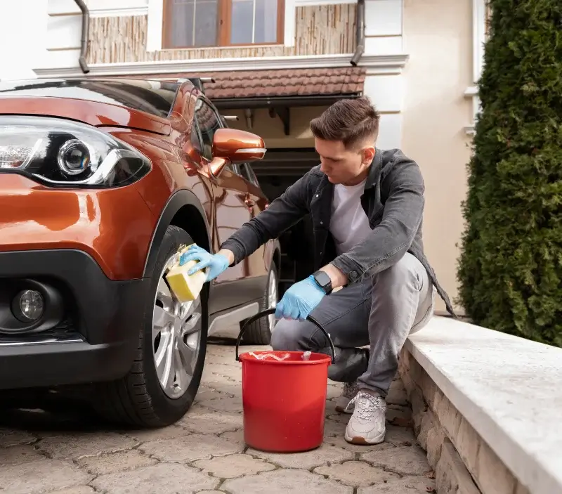 Lavage auto à domicile Versols-et-Lapeyre : professionnel intervenant sur un véhicule